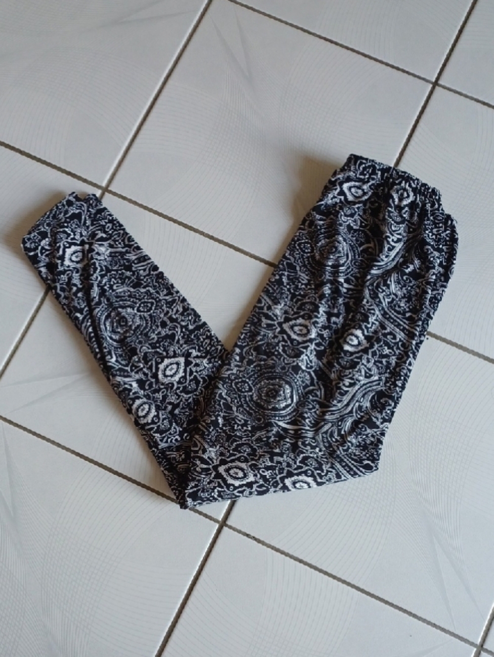 4/$40 Soft Black & White Floral-Like Leggings - Plus Size (US18-22)